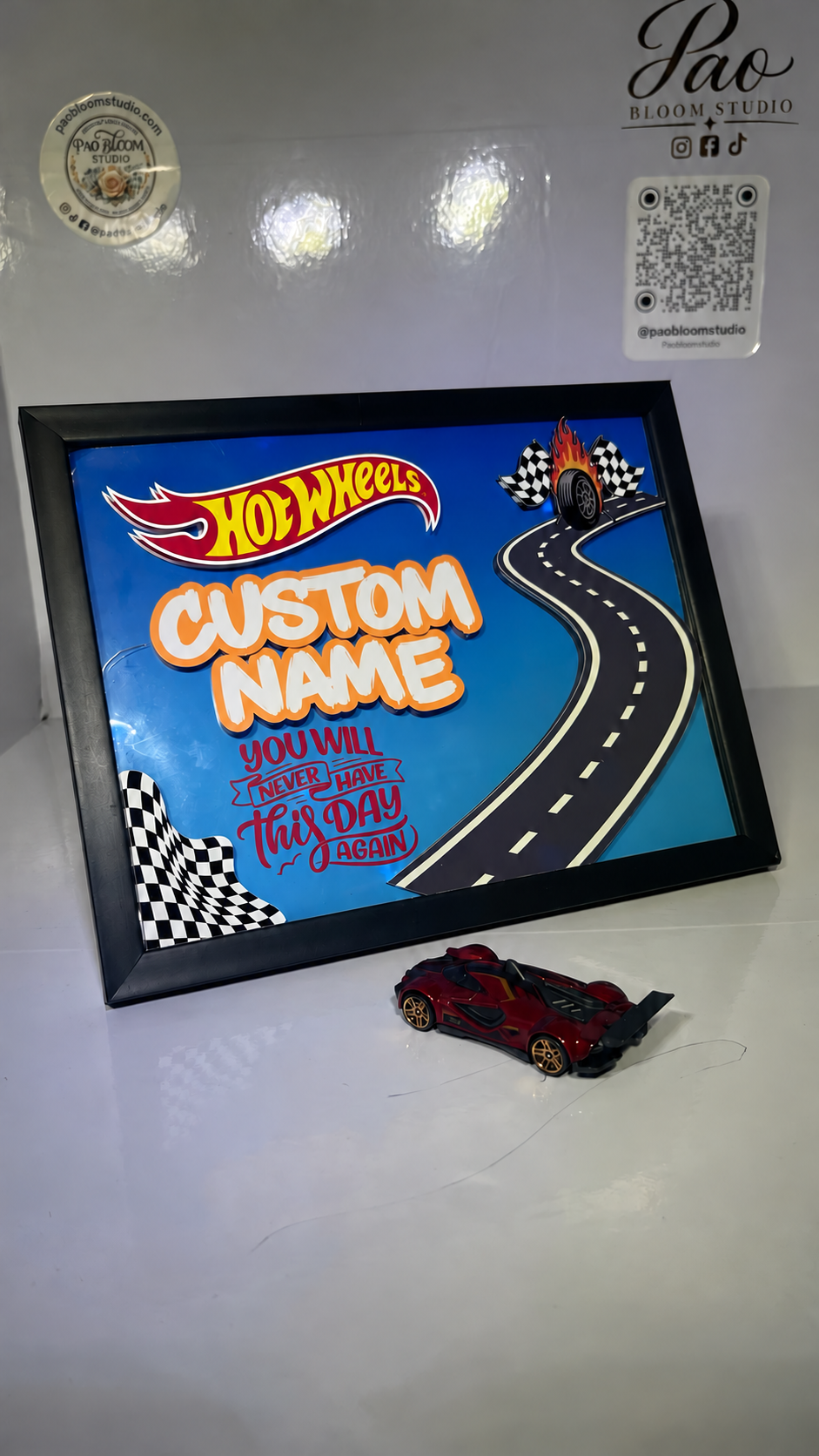 Cuadro de carreras personalizado con texto CUSTOM NAME, vista 6 — Pao Bloom Studio