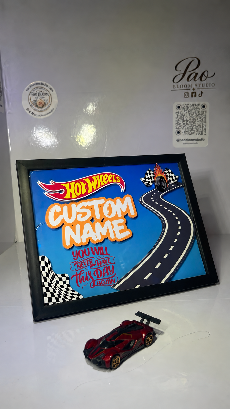Cuadro de carreras personalizado con texto CUSTOM NAME, vista 7 — Pao Bloom Studio