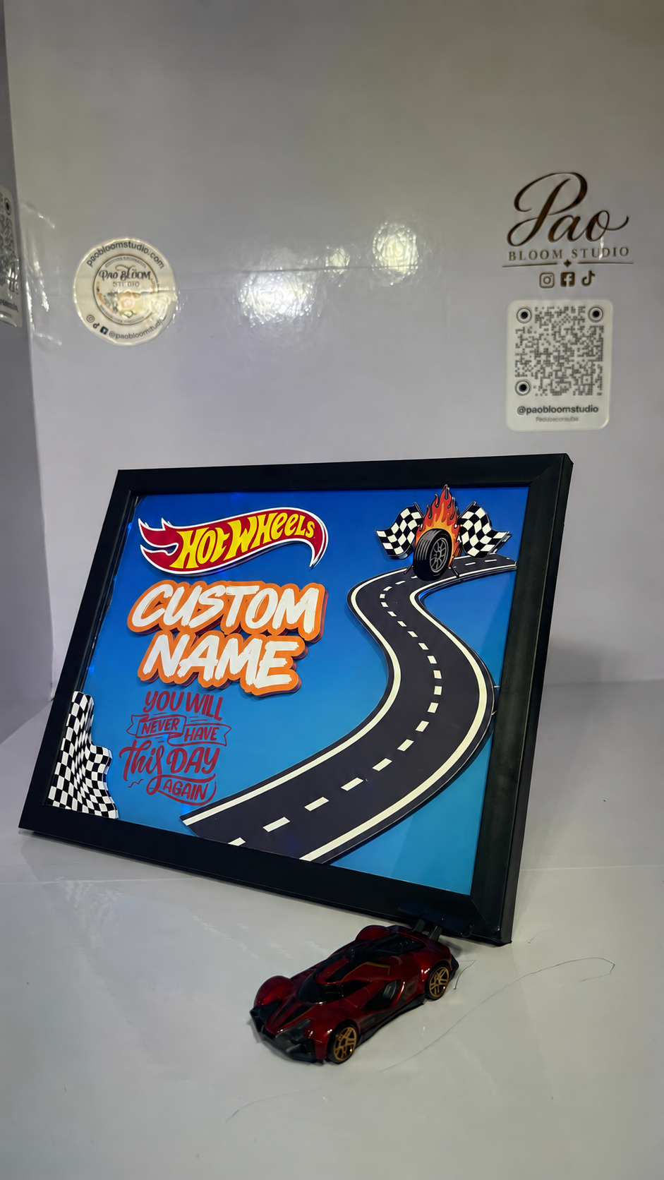 Cuadro de carreras personalizado con texto CUSTOM NAME, vista 8 — Pao Bloom Studio